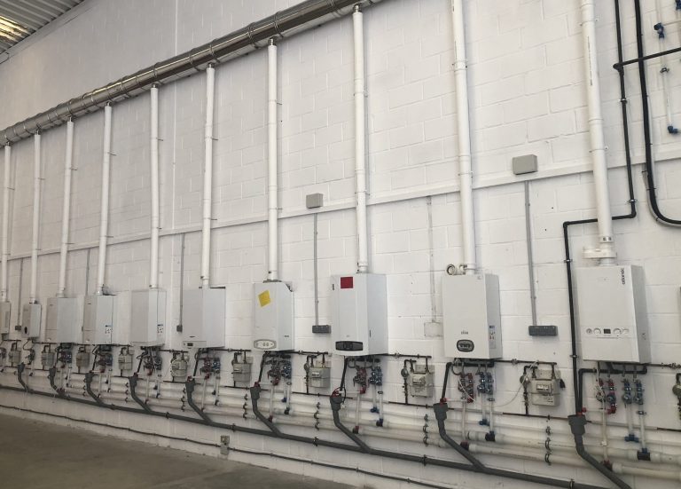 Varias calderas de gas en fila