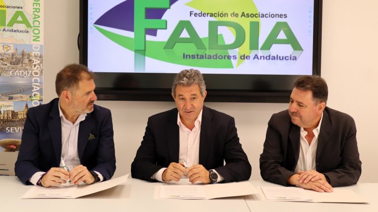 Tres personas en una mesa dando una charla