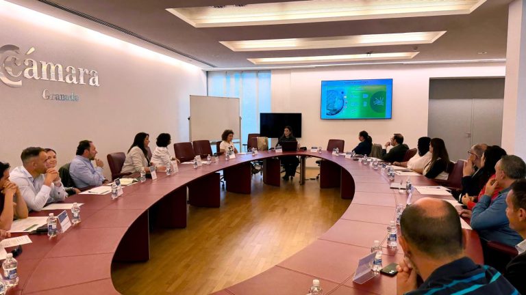 reunión de personas en torno a una mesa